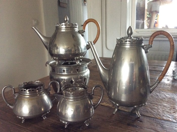 KMD - daalderop Tiel  - Ca. 1920 - 装饰艺术 - 茶壶（2）与立场（1）牛奶壶 - 糖罐 (4) - 铜, 镀银镀金