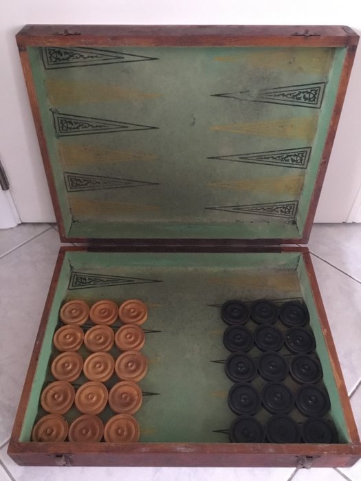 Vieux jeu de Backgammon dans une boîte en bois - Avec des pierres de bakélite originales