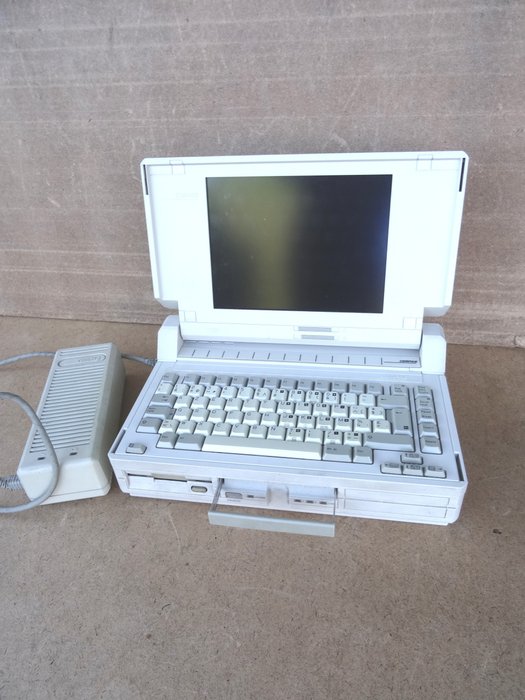 Computer portable vintage Compaq SLT 386s/20   - 老式计算机