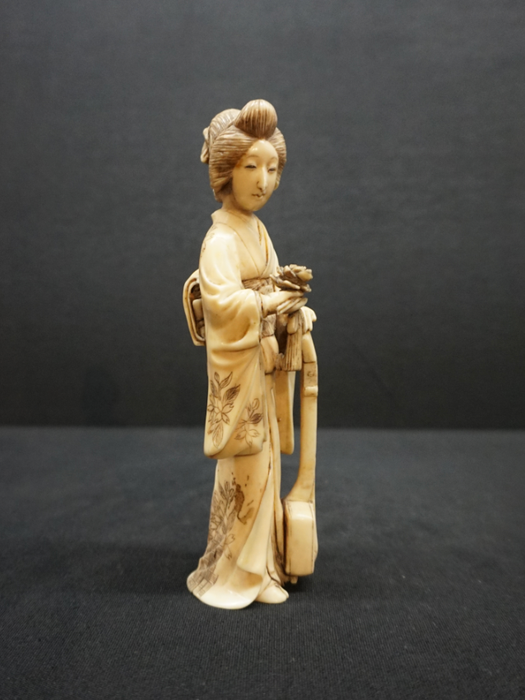Okimono (1) - Olifanten ivoor - Geisha - Geisha Musicienne à la fleur  - Japan - Meiji periode (1868-1912)