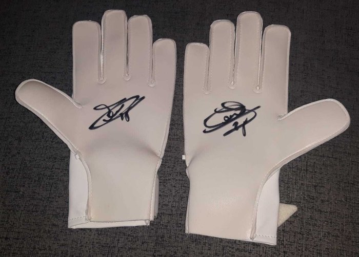 Real Madrid - Thibaut Courtois - 2019 - Autograph, Goal keeper gloves