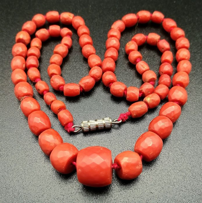 Natürliche rote Koralle - Antike Korallenfaß-Halskette