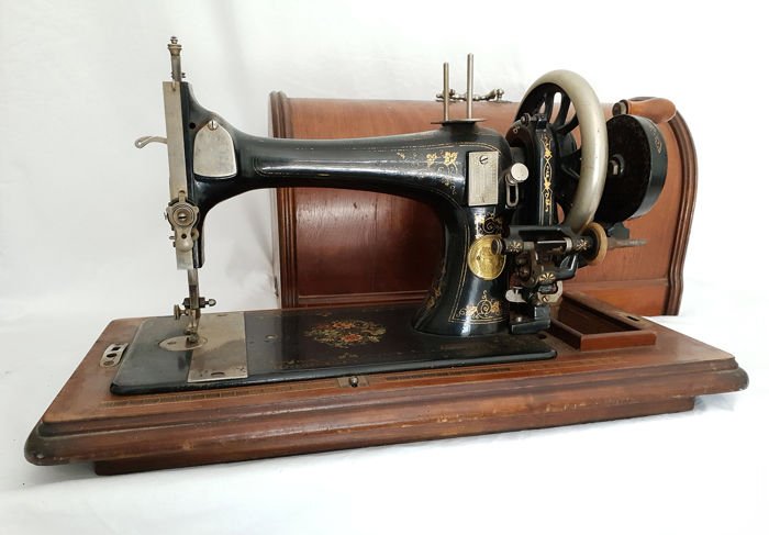 Seidel en Naumann - Verbeterde Singer - Sewing machine with wooden dust cover - cast iron and wood