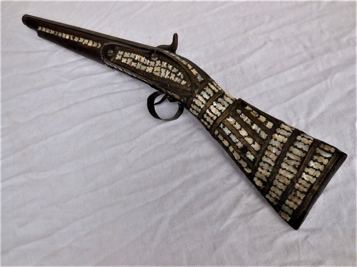 Afghanistan - Volk der Afghanen - Vorderlader antik - aufwendig verziert mit Perlmut und Bronzebeschlägen - Achtkantlauf - Muzzle-loading rifle short variant - ca.15mm Rohrdurchmesser