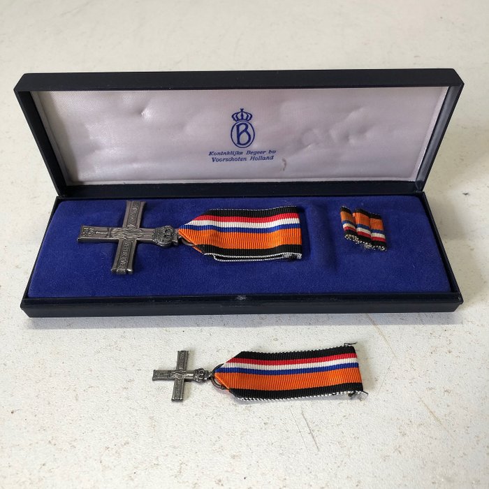 Netherlands - 2x the Netherlands Resistance Memorial Cross 1940-1945 - 1980