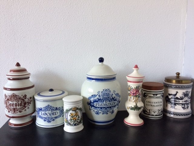 Pharmacy pots, including 't Delftsche Huys (7) - ceramic, porcelain