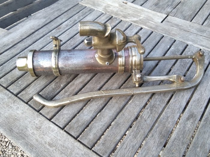 Antigua bomba de agua con grifo. decoración - Bronce, Cobre metal