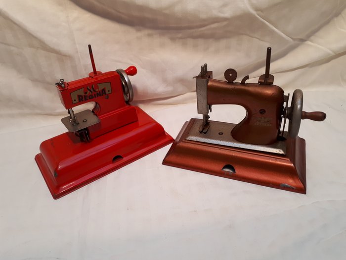 Regina/Casige.  - children sewing machine. (2) - Iron (cast/wrought)
