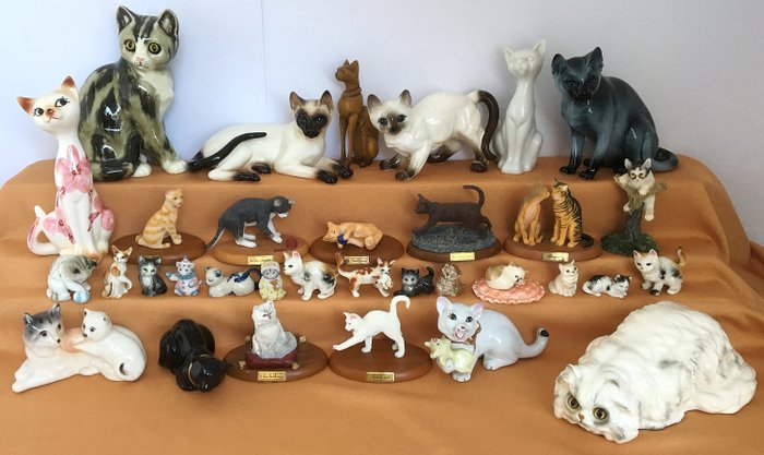 Collection of special cats (33) - Porcelain, earthenware, parastone,