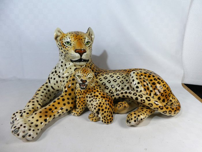 Ronzan - Großer Leopard mit Jungembild - Keramik