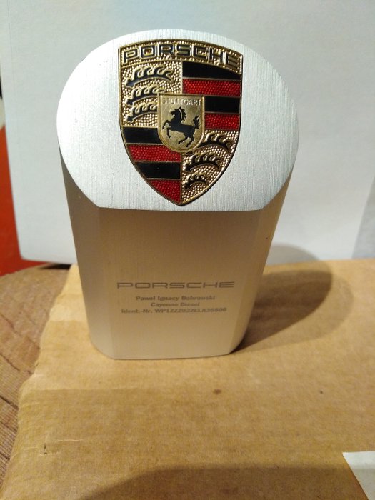 przedmiot ozdobny -  Porsche Pylon Briefbeschwerer Paperweight Emblem Badge Plakette - 1990-2018