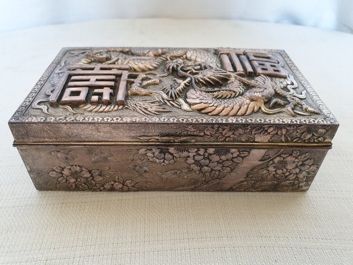 Preciosa caja de tapa de cobre japonés (plateado) de SS. - Chapado en plata, cobre y madera. - Japón - mediados del siglo XX