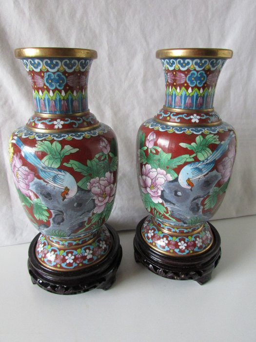 2 vases jingfa sur socle en bois - Émail cloisonné - Chine - Seconde moitié du 20e siècle