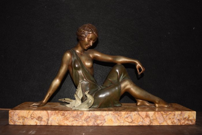Armand Godard - Femme nourrissant deux oiseaux - Sculpture Art Deco