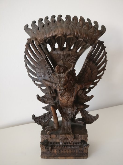 Træ statue af Garuda - Løvtræ - Bali, Indonesien 