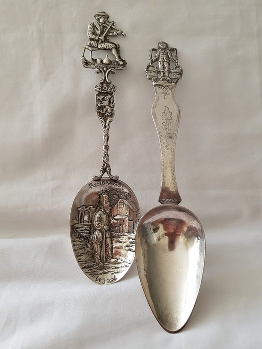 Cucchiai occasionali decorati olandesi antichi, Cucchiaio (2) - .833 argento - Paesi Bassi - Lettere dell'anno 1861 e 1915