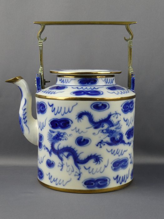 Teapot - Blue and white - Porcelain - Dragon - Large Charming blue/white teapot with solid brass handle - China - Republic period (1912-1949)