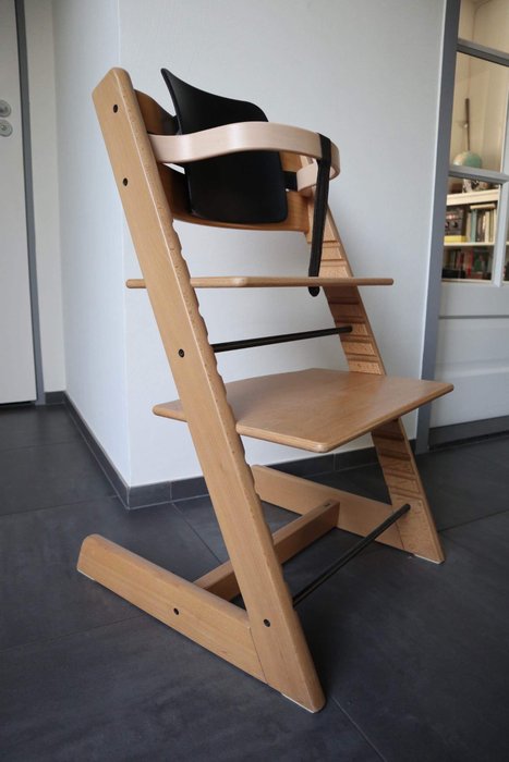 Chaise haute par le designer scandinave Peter Opsvik. Une chaise