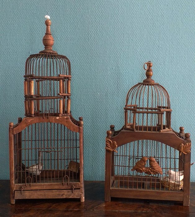 Kaksi antiikkista puinen lintu häkki, jossa kaksi koristeellista kyyhkkiä ja Babys - Puu, Rauta (valettu/taottu)