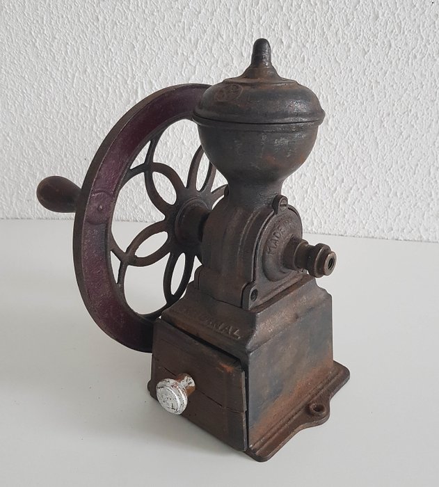 Old coffee grinder with rotary wheel - Iron (cast/wrought)
