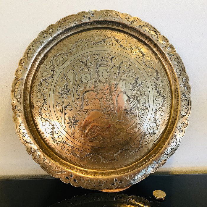 大型和美麗的古董印度提供碗與哈努曼 -  36厘米 - 銅 - 印度 - 19世紀末/ 20世紀初