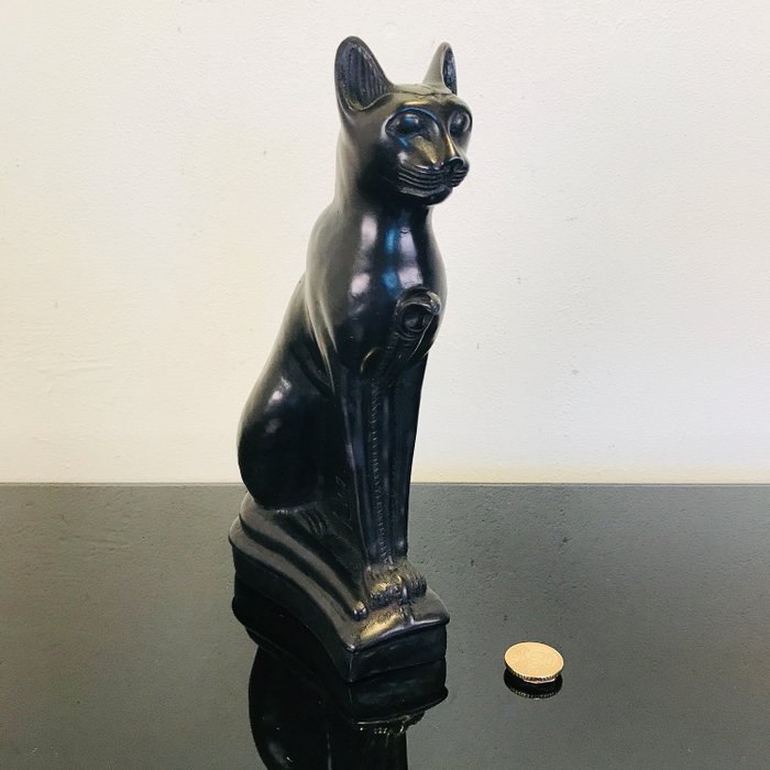 Belo gato egípcio esculpido à mão (Bastet) com cobra - 25 cm - Basalto