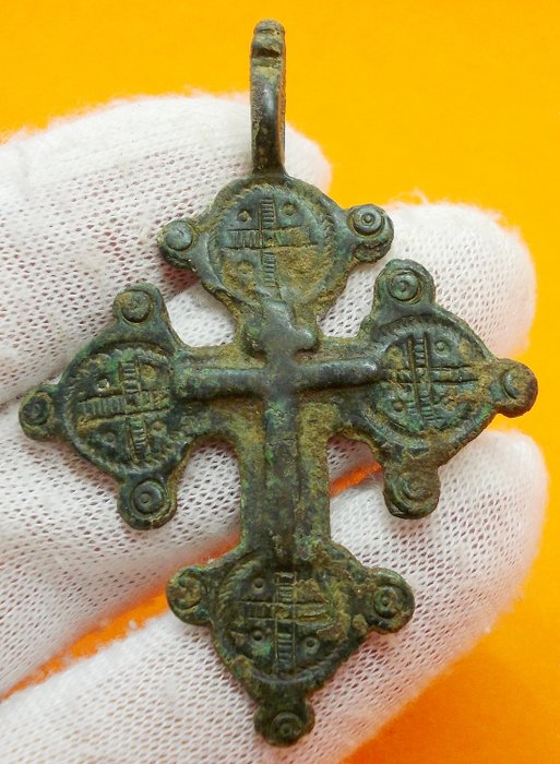 Mittelalterliche Kreuztempler mit Kreuzen (1) - Bronze - 12. bis 14. Jahrhundert