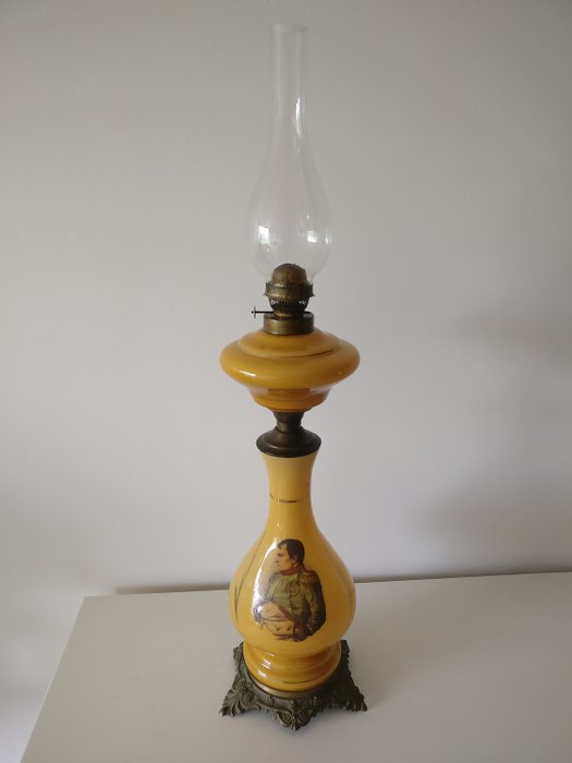 Lampe à pétrole en opaline avec représentation de Napoléon Bonaparte - Verre et laiton