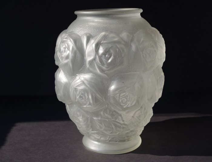 Josef Inwald, Barolac - Art Deco frosted and polished glass vase - Rose design