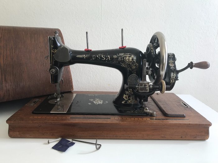Ossa - Decorative sewing machine with wooden dust cover - Iron (cast/wrought)