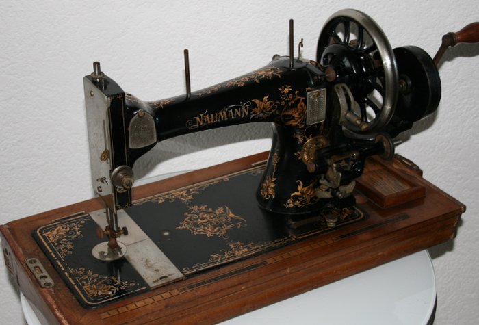 Naumann - Máquina de coser con capucha, ca.1910 - Hierro (fundido/forjado), Madera