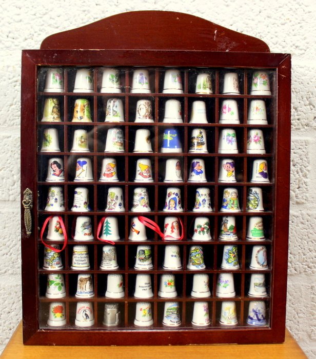 Collection de dés à coudre en porcelaine dans une vitrine murale (72) -  porcelaine, verre et bois - Catawiki