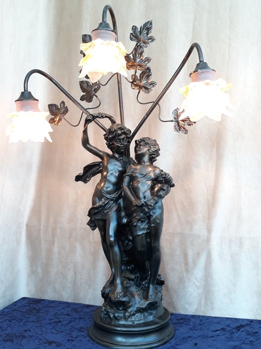 Auguste Moreau - "Young Lovers Image / Lamp" 80CM, Signed - Resin / Rose colored Glass