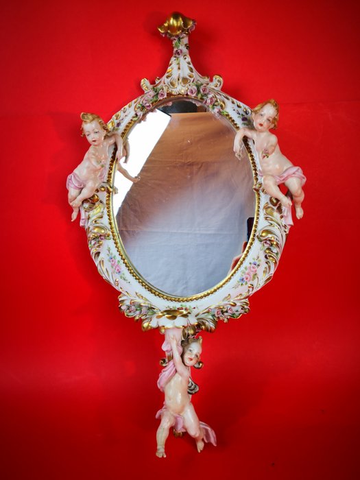 鏡子在精美的Capodimonte瓷器 - 瓷器