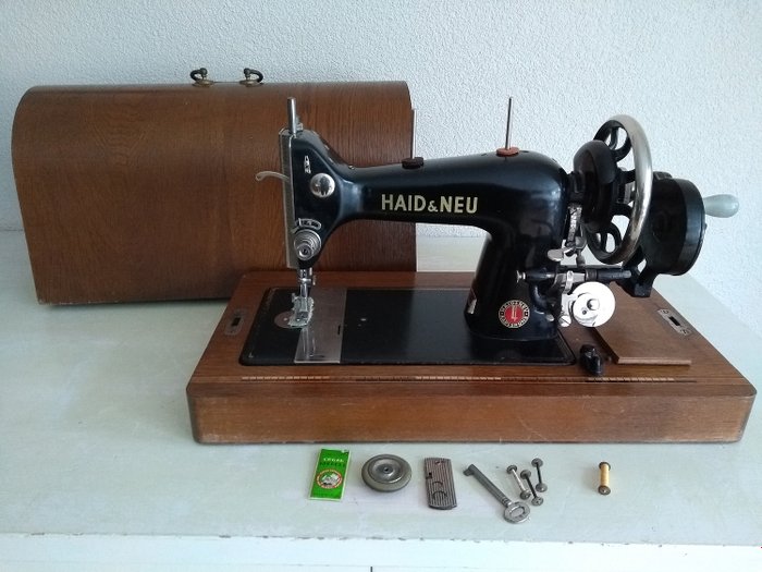 Haid & Neu Karlsruhe - Sewing machine with wooden dust cover - wood and cast iron