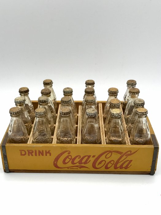 Coca Cola. - Oryginalna miniaturowa skrzynka Coca Coli z lat 50. z butelkami. - Drewno