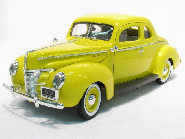 1940 yellow MotorMax 1:18 FORD DeLuxe