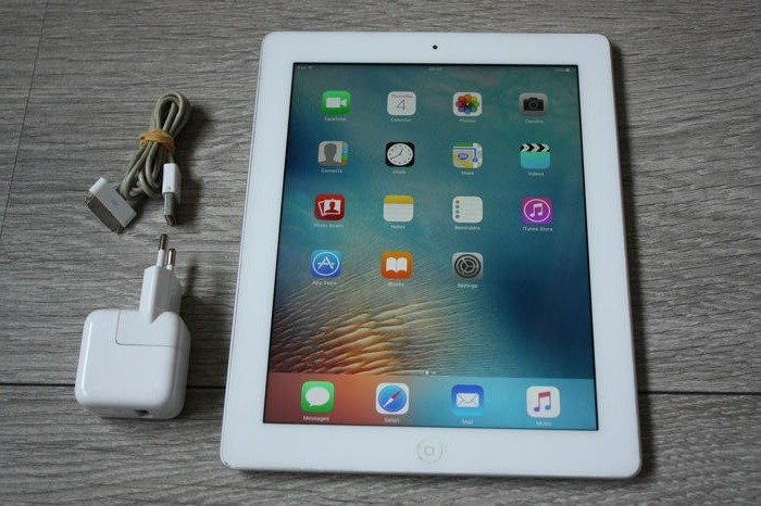 Apple iPad 3 (WiFi, 16GB) - model A1416 - alkuperäisen laturin kanssa