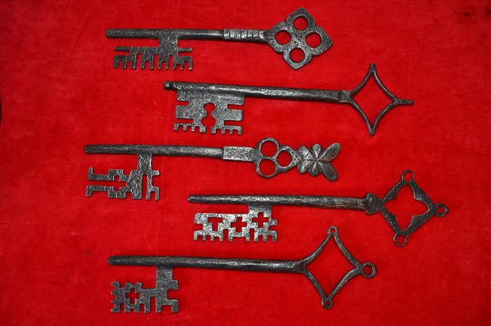 5 Romanesque / Gothic keys (5) - Gothic Style - Iron (wrought) - 16th century