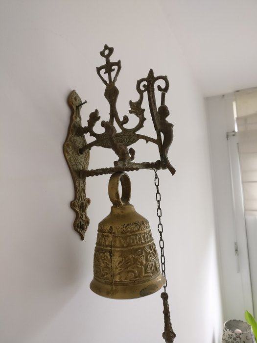 Hermosa campana monástica "vocem meam a ovime tangit" - Latón o bronce