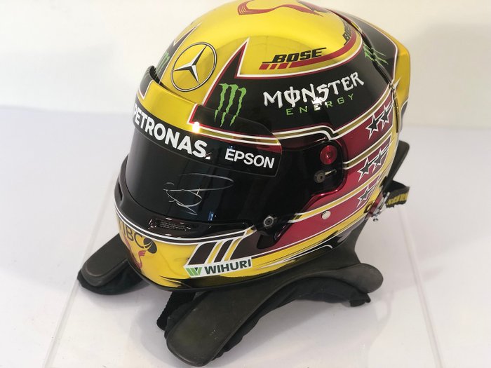 Mercedes Benz  AMG Petronas - Fórmula 1 - Lewis Hamilton - Capacete de réplica com dispositivo HANS em uma vitrine