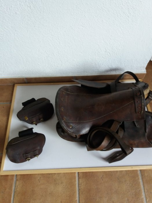 França - sela de cavalaria antiga WWI, caneleiras de couro