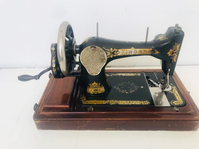 Singer 28 - Sewing machine with wooden dust cover, 1907 - - Catawiki