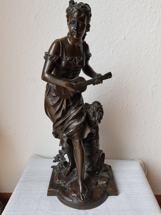 Eutrope Bouret (1833-1906) - Nő gitárral, Sculpture (1) - Szecesszió - Bronze (patinated) - 19. század második fele