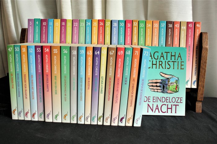 Agatha Christie - Lot bestaande uit 45 boeken, DVD's:  Poirot (27 afl.) & Miss Marple (12 afl.) - 1990