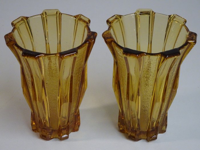 Henri Heemskerk - Scailmont - A pair of Amber Art Déco Vases, model "Cubis"