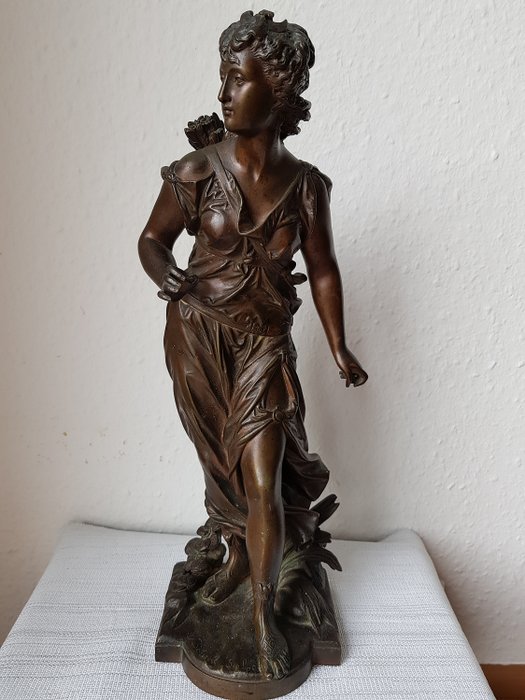 Eutrope Bouret (1833-1906)  - Dianan jumalatar, Veistos (1) - Pronssi (patinoitu) - 1800-luvun loppu