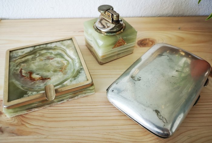 Vintage green onyx brass rim ashtray with table lighter and EPNS cigarette case - onyx, Silverplate - France - mid 20th century