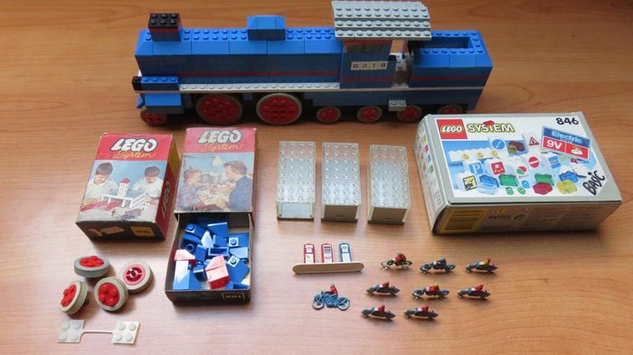 LEGO - Vintage - 610 - 3 , 846 + andere - 60s Trein + Garages + Esso Pomp + 9 Brommers en Fietser