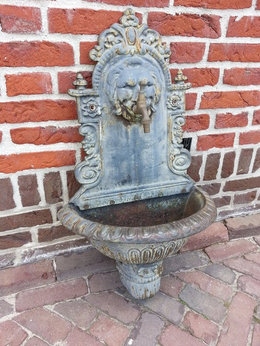 Antique cast iron wall fountain - Iron (cast/wrought)